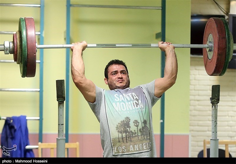 پیگیری تمرینات سهراب مرادی در تهران/ قهرمان وزنه‌برداری المپیک منعی برای تمرین انفرادی ندارد