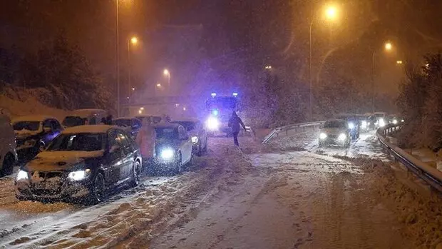 مدیر بحران فرمانداری کرج خبر داد؛ امداد رسانی به ۱۵ خودرو گرفتار برف در جاده نوجان به دروان کرج