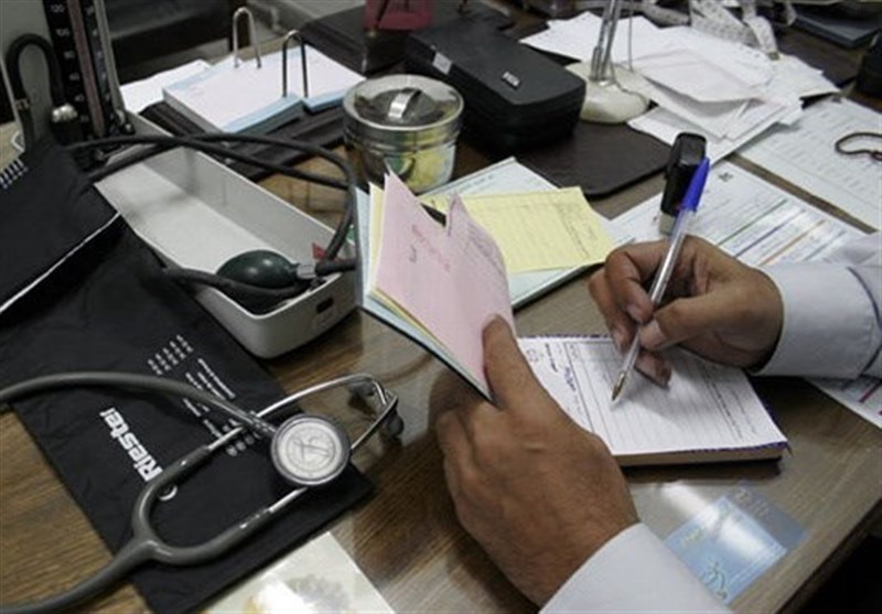 پزشک قلابی با ۱۷ مدرک جعلی در استان البرز بازداشت شد
