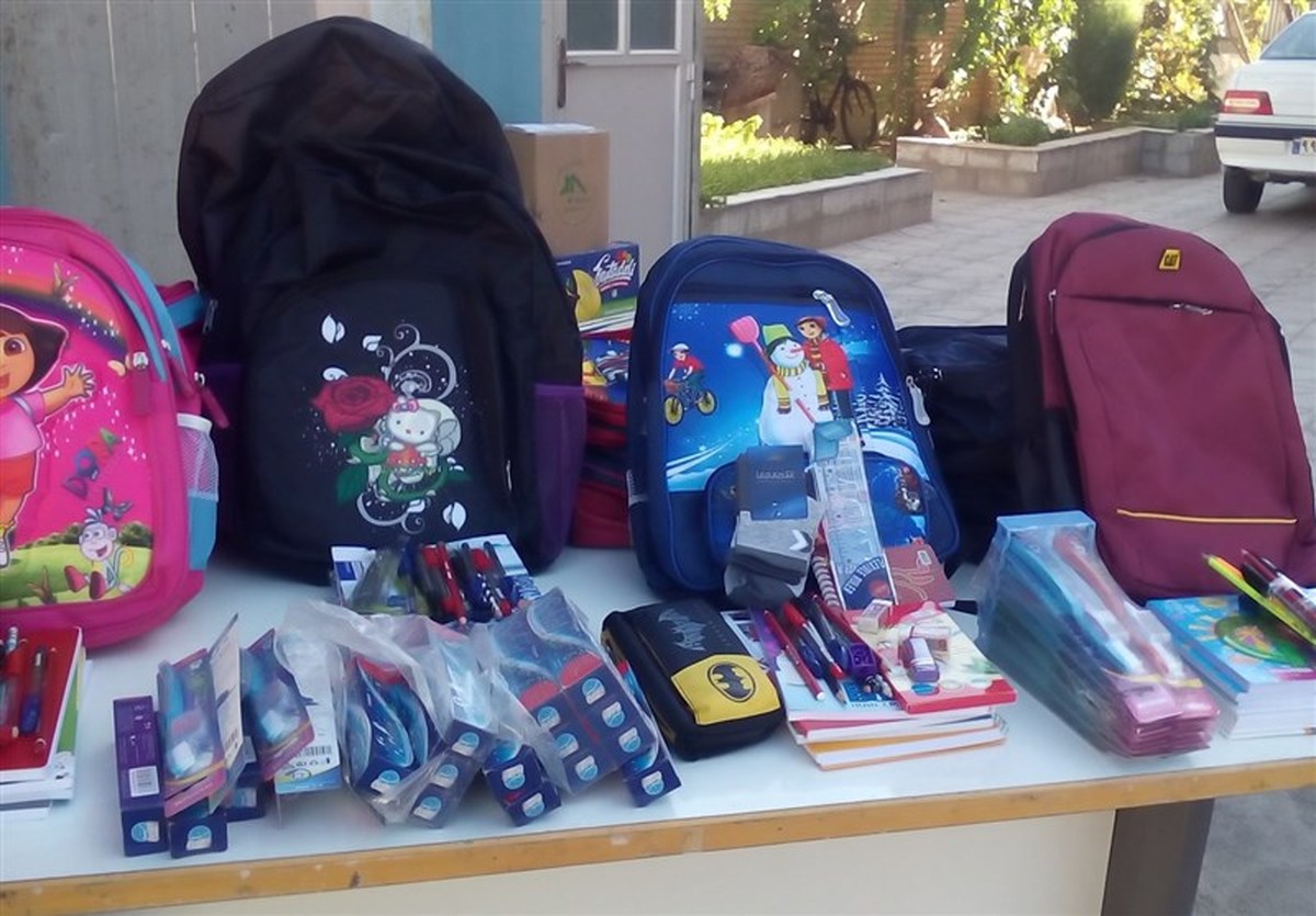 توزیع ۱۵۰۰ بسته لوازم التحریر و کیف بین دانش آموزان محمد شهری