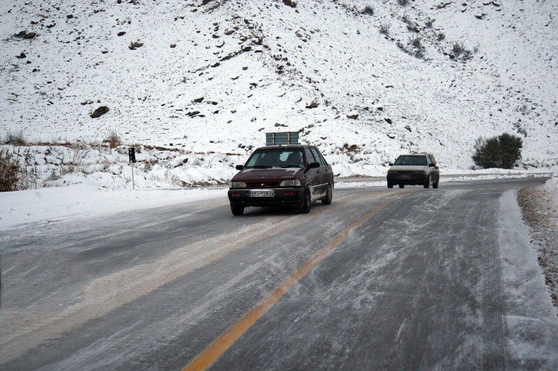 بارش برف در جاده کرج-چالوس/ انسداد جاده هشتگرد به طالقان