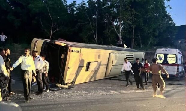 چهل و پنج حادثه‌ دیده در واژگونی یک اتوبوس در محور تیران-سامان