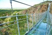 اولین پل شیشه ای قوسی شکل جهان شهرستان هیر