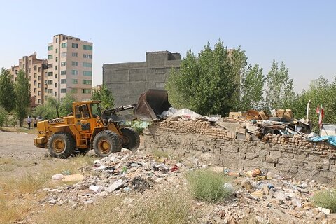 تخریب و جمع‌آوری مراکز غیرمجاز ضایعات در منطقه ۸ کرج