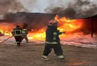 مهار آتش در انبار روغن صنعتی در نظر آباد