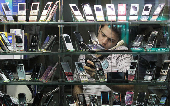 انتقاد از مصوبه جدید دولت در باره واردات موبایل/فساد تازه ای را بنیان نهاده اید
