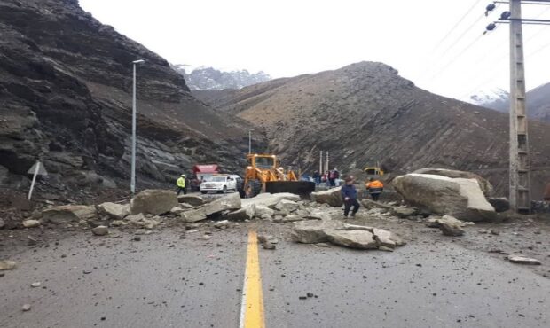 خطر ریزش سنگ در جاده های کوهستانی البرز