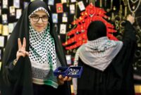 زنان آگاه و انقلابی طلاهایشان را به حزب‌الله می‌دهند