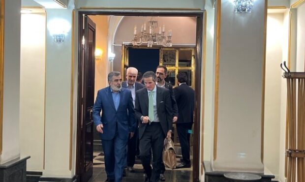 مرد هستهای با یک پیام مهم وارد تهران شد مرد هستهای با یک پیام مهم وارد تهران شد