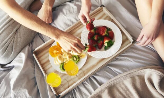 مصرف میوه قبل از خواب، راهی طبیعی برای کاهش التهابهای شبانه در بدن مصرف میوه قبل از خواب، راهی طبیعی برای کاهش التهابهای شبانه در بدن