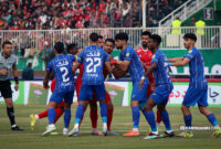 کارشناس داوری: بازیکن استقلال در دربی باید اخراج می‌شد | کمیته انضباطی به سنگ‌پرانی ورود کند